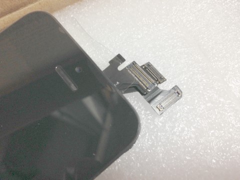 自分で修理・交換用のiPhone5フロントパネルパーツの端子部分